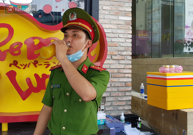 Người dân Đà Nẵng mang đồ ăn, thức uống tiếp sức cho lực lượng bảo vệ khu cách ly - Ảnh 10.