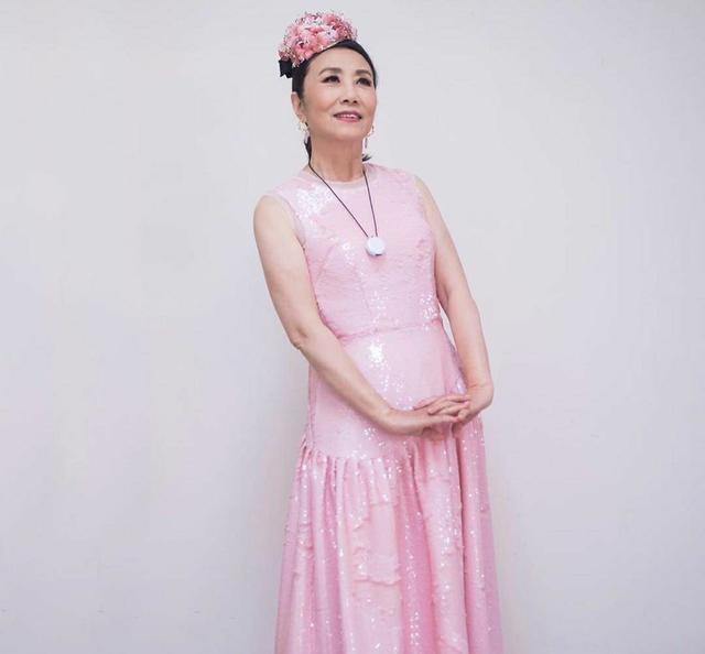 Nhất Tỷ TVB - Uông Minh Thuyên 72 tuổi vẫn ăn mặc giống Jennie (BLACKPINK), bị chê cười vì trẻ hóa quá đà  - Ảnh 5.