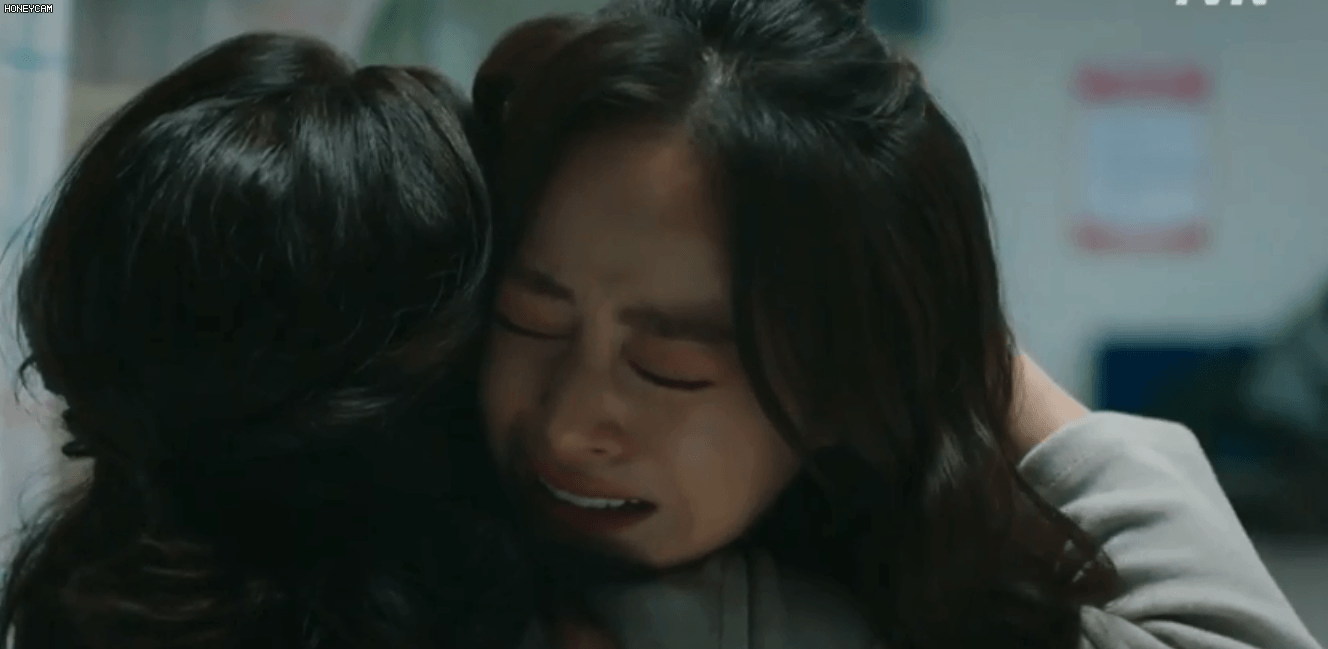 &quot;Hi Bye, Mama&quot;: Xúc động cảnh Kim Tae Hee ôm mẹ gào khóc trong bệnh viện, bố ruột ngã quỵ khi thấy con gái còn sống  - Ảnh 8.