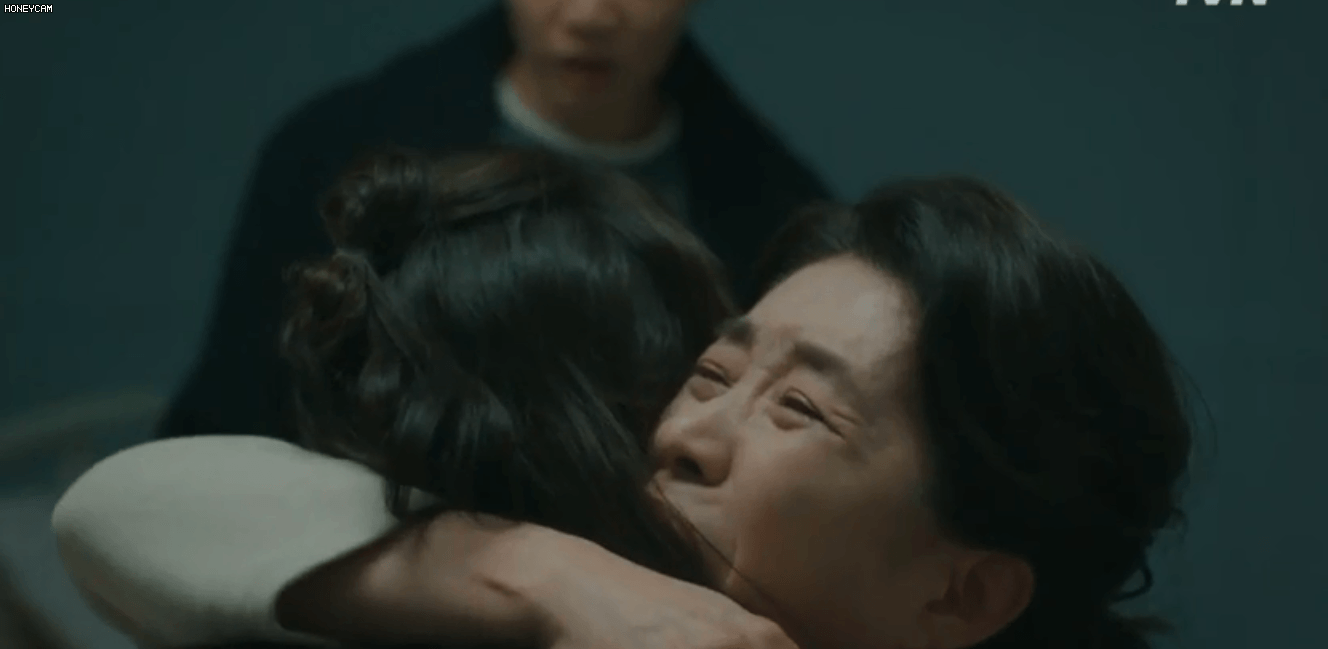 &quot;Hi Bye, Mama&quot;: Xúc động cảnh Kim Tae Hee ôm mẹ gào khóc trong bệnh viện, bố ruột ngã quỵ khi thấy con gái còn sống  - Ảnh 7.