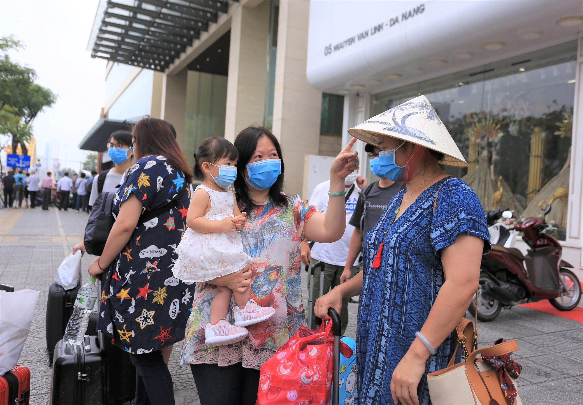 Du khách nước ngoài vui mừng rời khu cách ly ở Đà Nẵng: Cảm ơn các bạn và chúng tôi sẽ quay lại vào một ngày thuận lợi hơn - Ảnh 8.