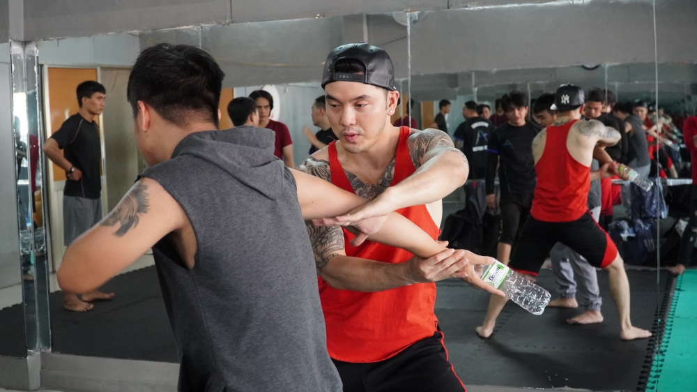 Ưng Hoàng Phúc khoe thân hình săn chắc, mướt mồ hôi trong phòng tập võ - Ảnh 9. Ưng Hoàng Phúc khoe thân hình săn chắc, mướt mồ hôi trong phòng tập võ - Ảnh 9.