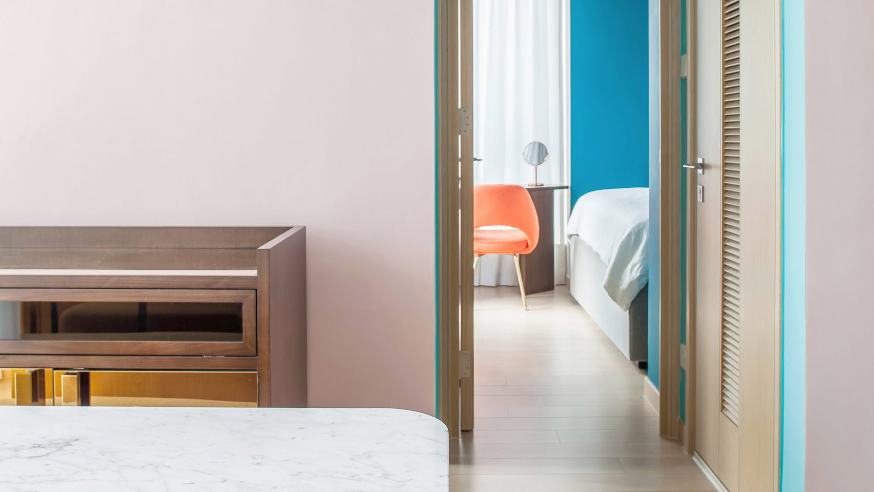 Thiết kế căn hộ với tường và đồ nội thất có màu rực rỡ dành riêng cho chủ nhân thiết kế thời trang - Ảnh 1.