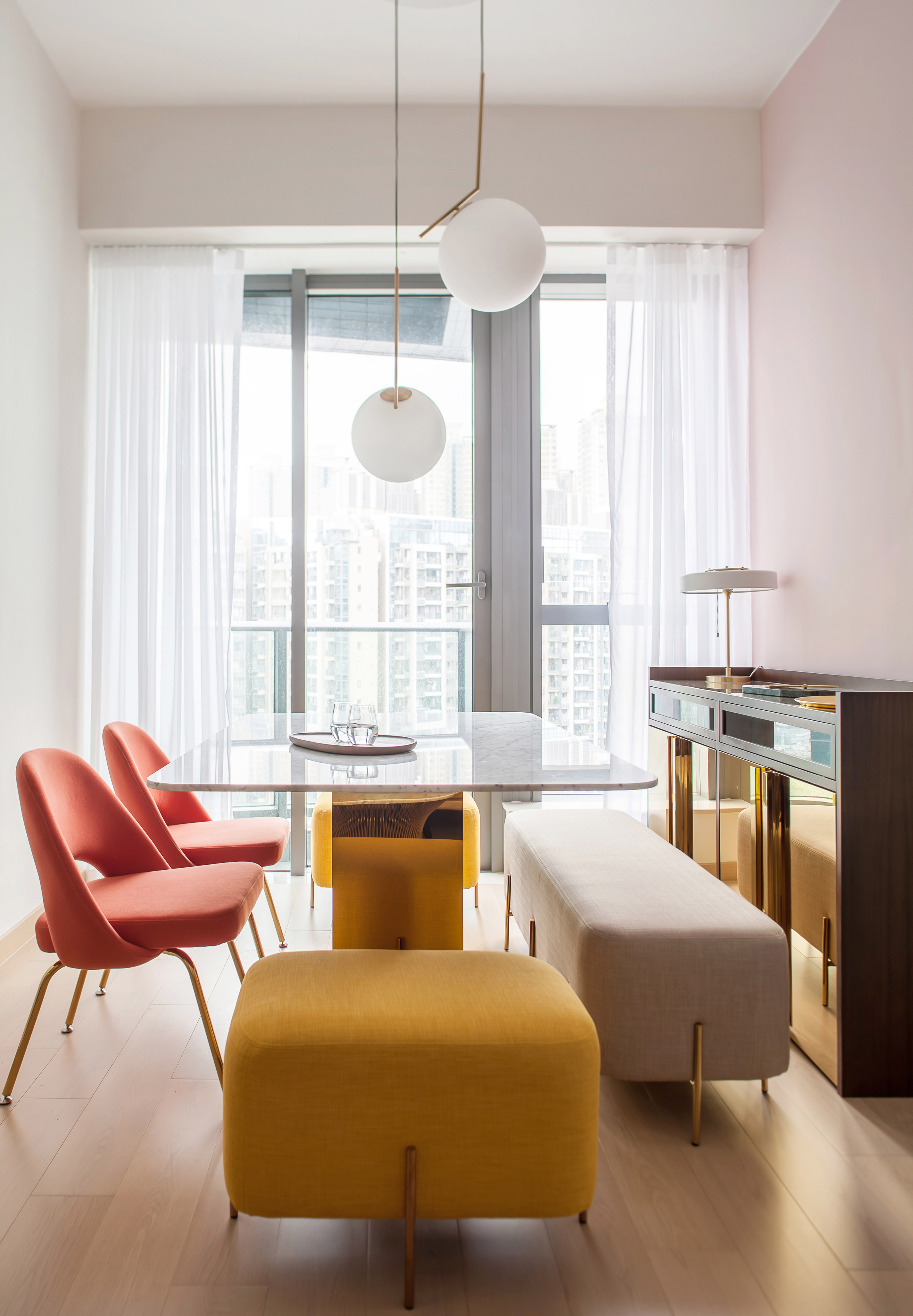 Thiết kế căn hộ với tường và đồ nội thất có màu rực rỡ dành riêng cho chủ nhân thiết kế thời trang - Ảnh 3.