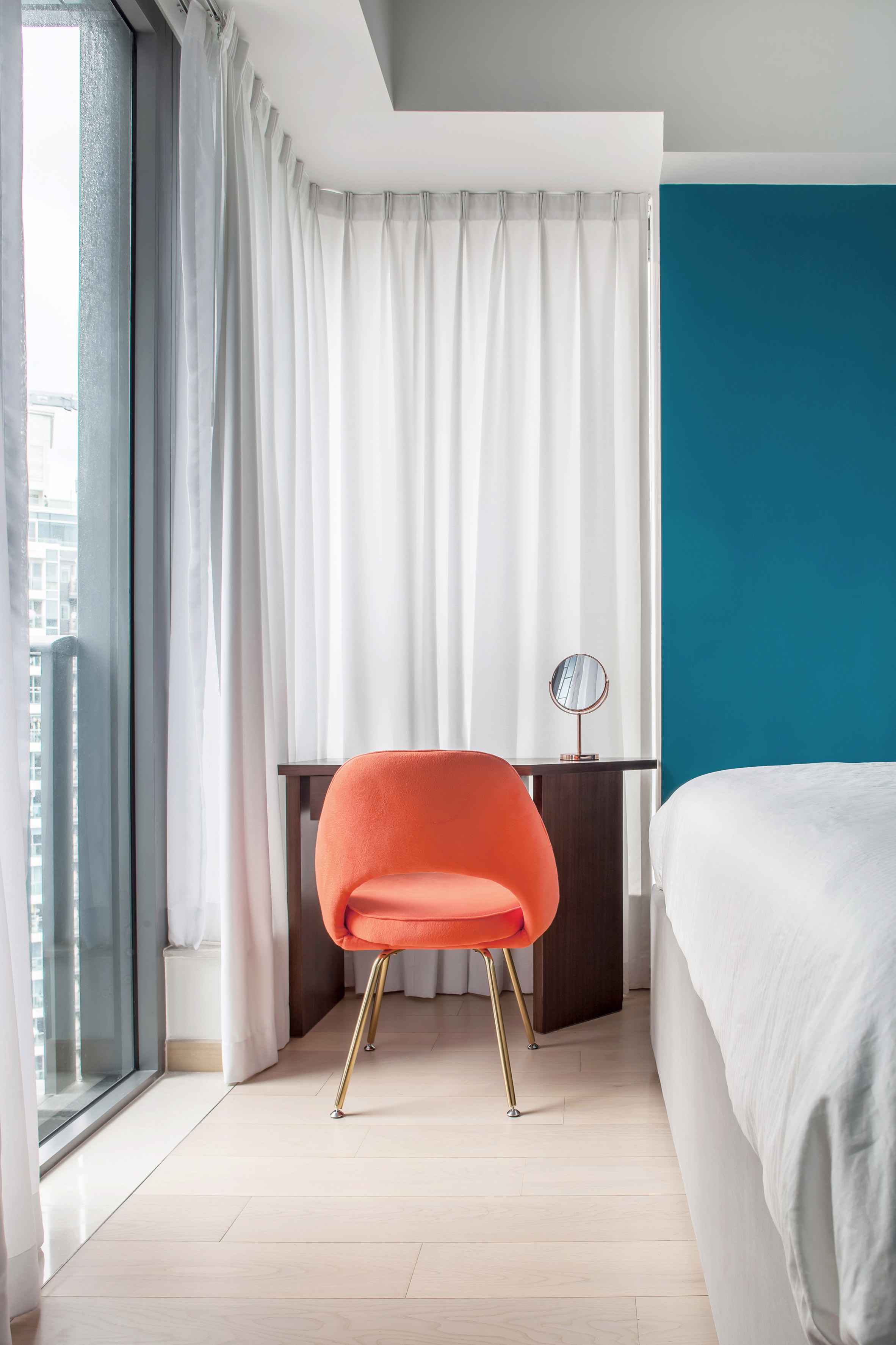 Thiết kế căn hộ với tường và đồ nội thất có màu rực rỡ dành riêng cho chủ nhân thiết kế thời trang - Ảnh 6.