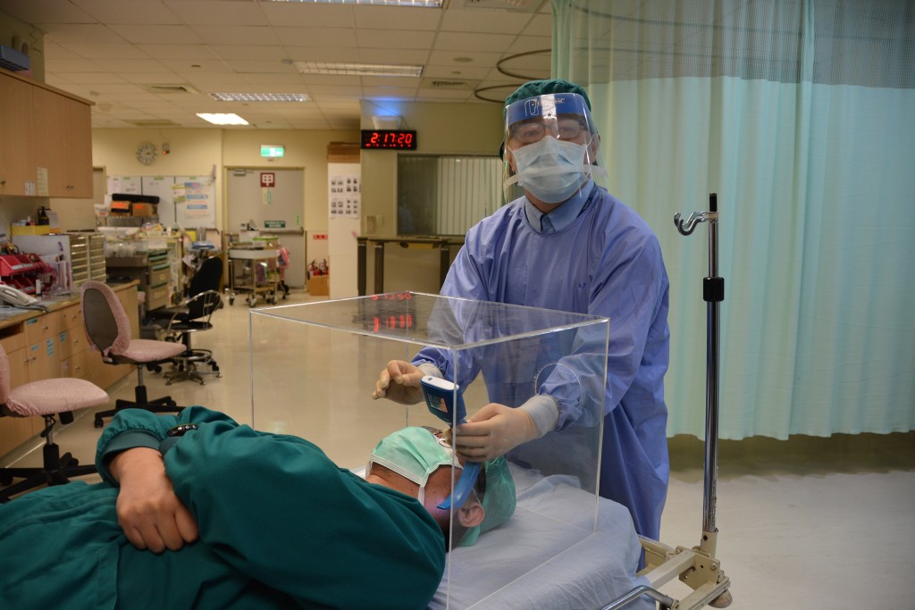 Bác sĩ Đài Loan phát minh ra một thiết bị &quot;đơn sơ&quot; nhưng lại vô cùng hiệu quả có thể bảo vệ chính mình và đồng nghiệp khi cứu chữa bệnh nhân nhiễm COVID-19 - Ảnh 1.