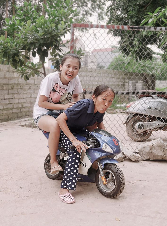 Con gái bà Tân Vlog lại một lần nữa bị dân mạng &quot;bóc&quot; vì làm đồ ăn mất vệ sinh - Ảnh 1.