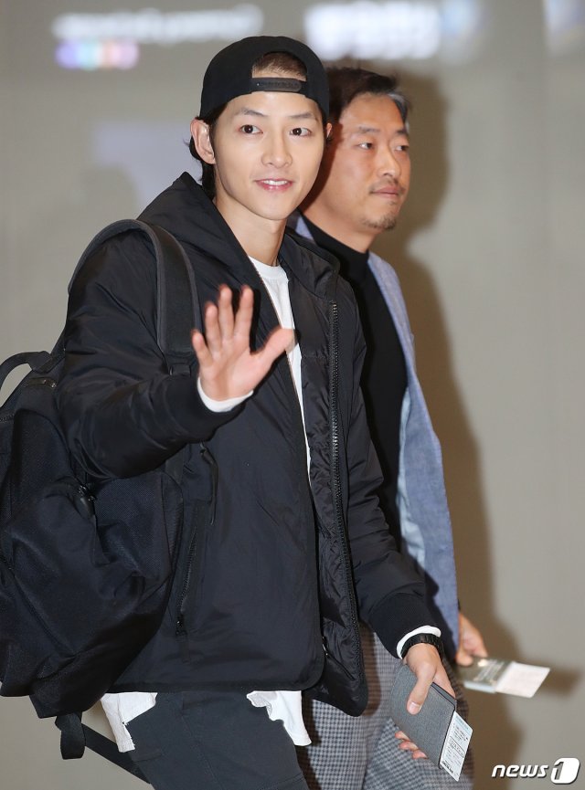 Vừa trở về từ chuyến làm việc nhiều tháng liền ở nước ngoài, Song Joong Ki tuyên bố tự cách ly 14 ngày do lo sợ tình hình dịch bệnh - Ảnh 2.