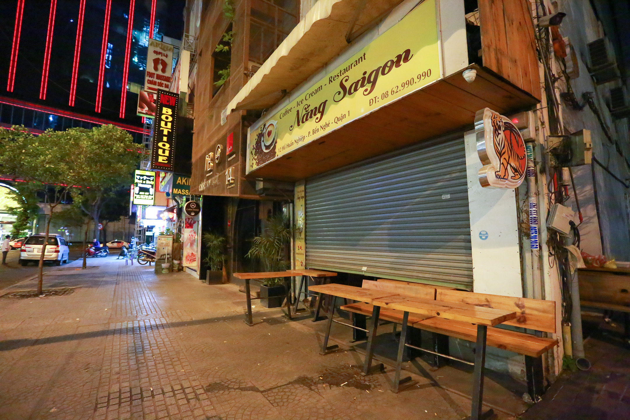 Sài Gòn vắng lặng sau khi nhà hàng, phòng gym, salon tóc đóng cửa, nhưng lác đác quán xá vỉa hè đông vui - Ảnh 3.