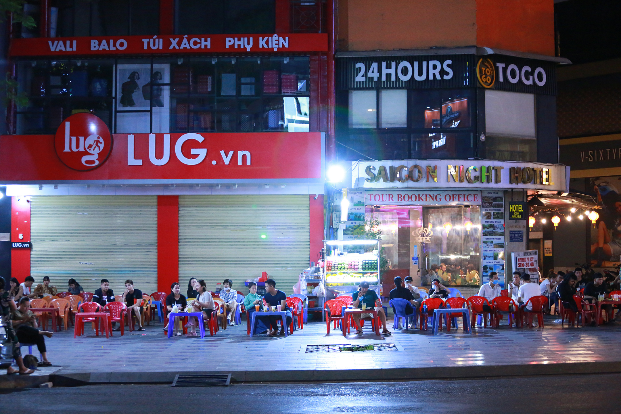 Sài Gòn vắng lặng sau khi nhà hàng, phòng gym, salon tóc đóng cửa, nhưng lác đác quán xá vỉa hè đông vui - Ảnh 8.