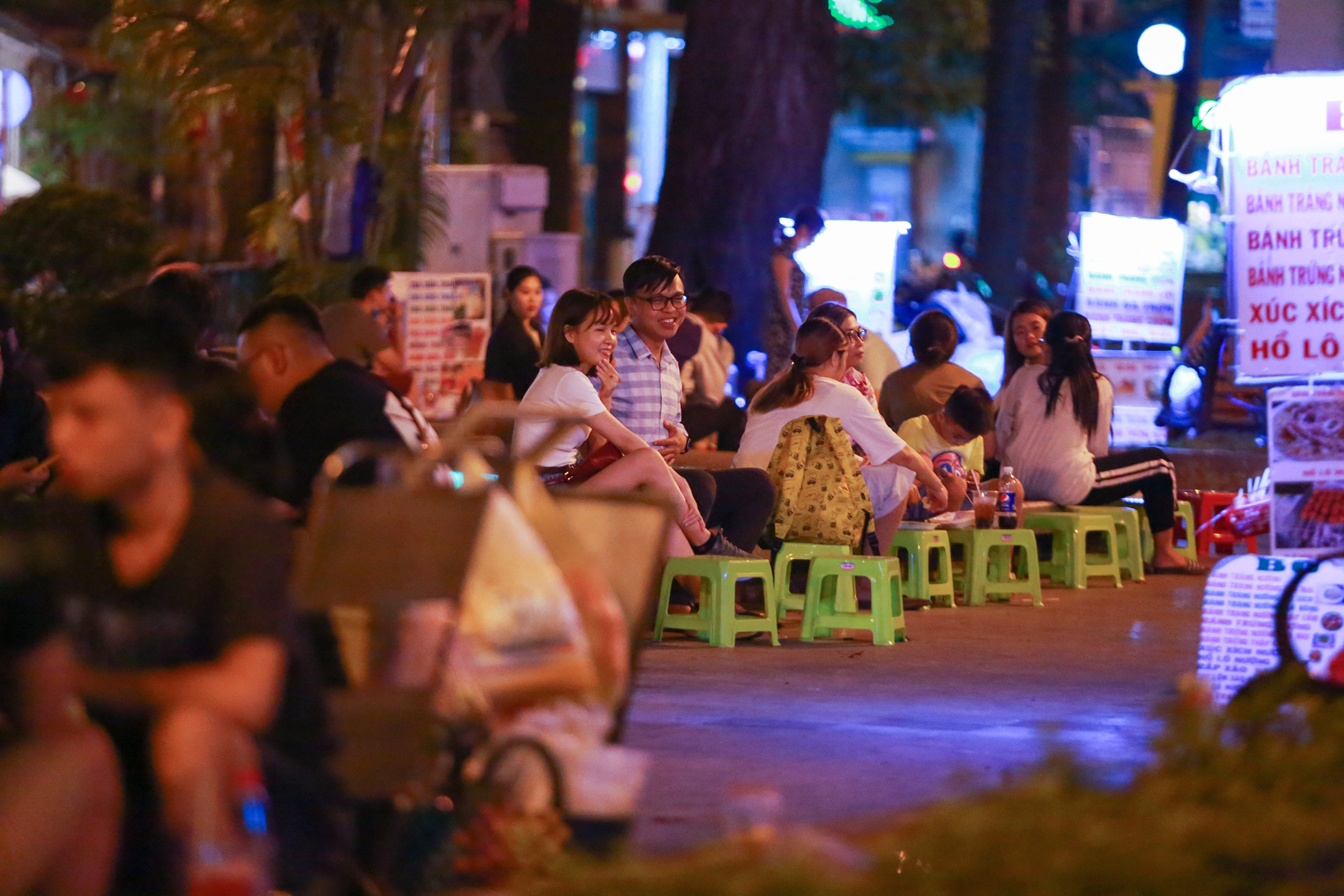 Sài Gòn vắng lặng sau khi nhà hàng, phòng gym, salon tóc đóng cửa, nhưng lác đác quán xá vỉa hè đông vui - Ảnh 11.