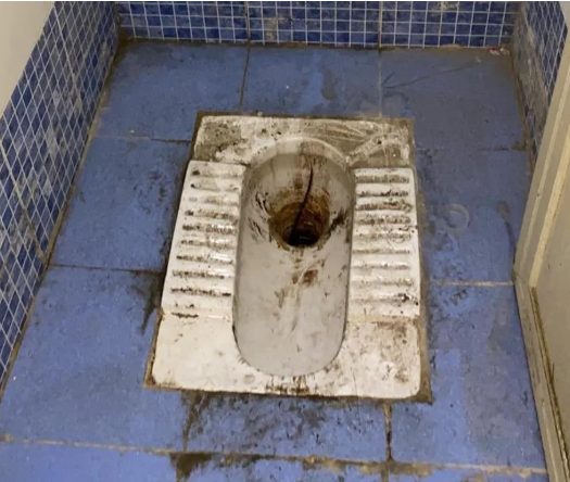 Nhiều người ở Ấn Độ kêu than vì khu cách ly Covid-19 quá mất vệ sinh, cáu bẩn và thiếu nước sạch, một số người buộc phải bỏ trốn về nhà - Ảnh 2.