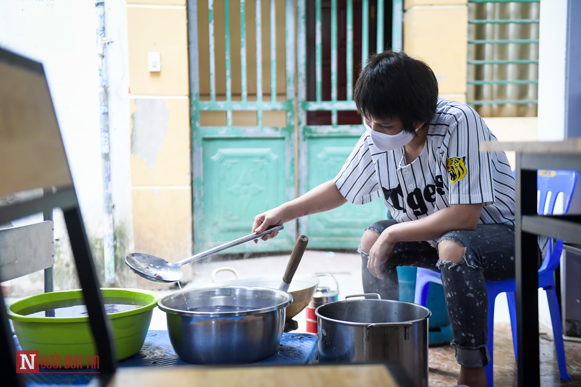 Người phụ nữ nấu hàng trăm suất cơm, chè miễn phí cho y, bác sĩ chống dịch COVID-19 - Ảnh 3.