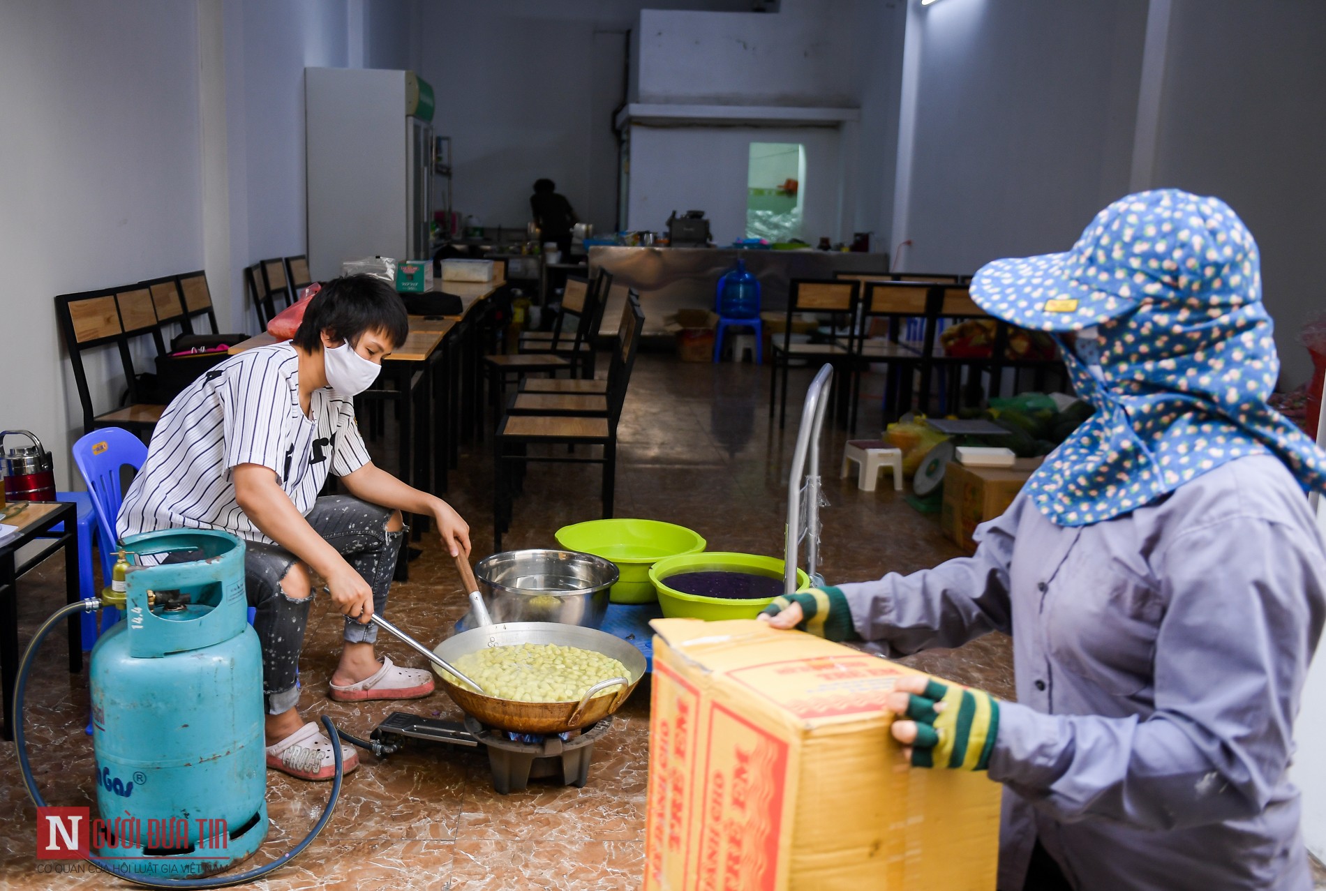 Người phụ nữ nấu hàng trăm suất cơm, chè miễn phí cho y, bác sĩ chống dịch COVID-19 - Ảnh 1.