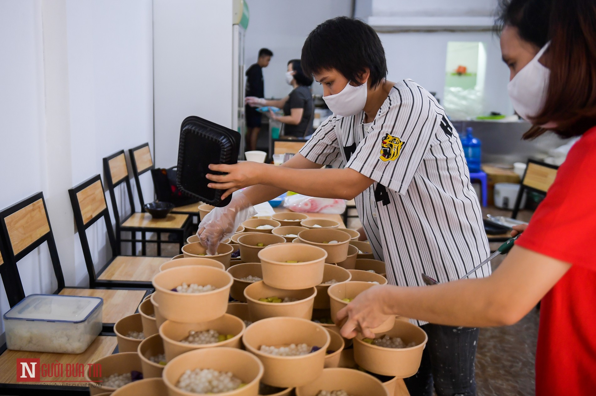 Người phụ nữ nấu hàng trăm suất cơm, chè miễn phí cho y, bác sĩ chống dịch COVID-19 - Ảnh 14.