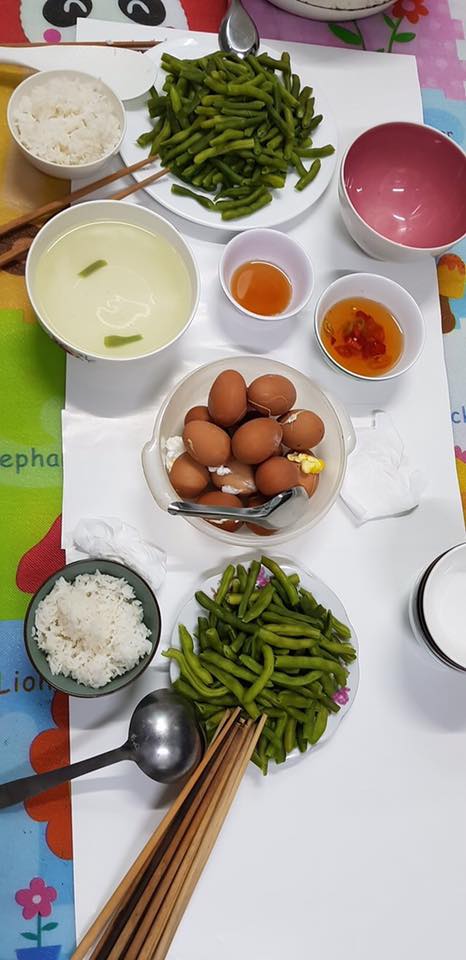 Bữa cơm tối nấu vội lúc 10 rưỡi đêm của đội lấy máu xét nghiệm lưu động chỉ có rau và trứng luộc khiến người xem không khỏi "nhói lòng" - Ảnh 1. Bữa cơm tối nấu vội lúc 10 rưỡi đêm của đội lấy máu xét nghiệm lưu động chỉ có rau và trứng luộc khiến người xem không khỏi "nhói lòng" - Ảnh 1.