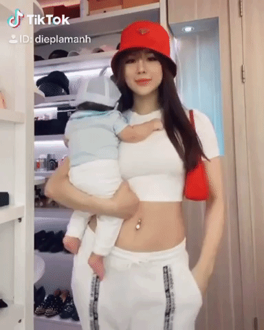 Sao Việt đu trend thay đồ tr&ecirc;n TikTok: Chi Pu qu&aacute; đỉnh, Diệp L&acirc;m Anh bồng con &ldquo;chơi lớn&rdquo;, Ngọc Trinh diện 8 bộ quay hết 2 tiếng - Ảnh 4.