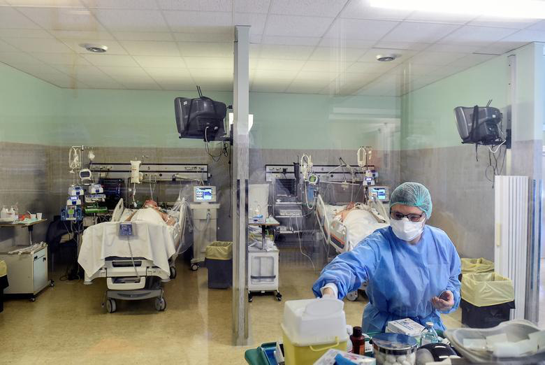 Đại dịch Covid-19 quật ngã hàng nghìn nhân viên y tế khắp châu Âu - Ảnh 2.
