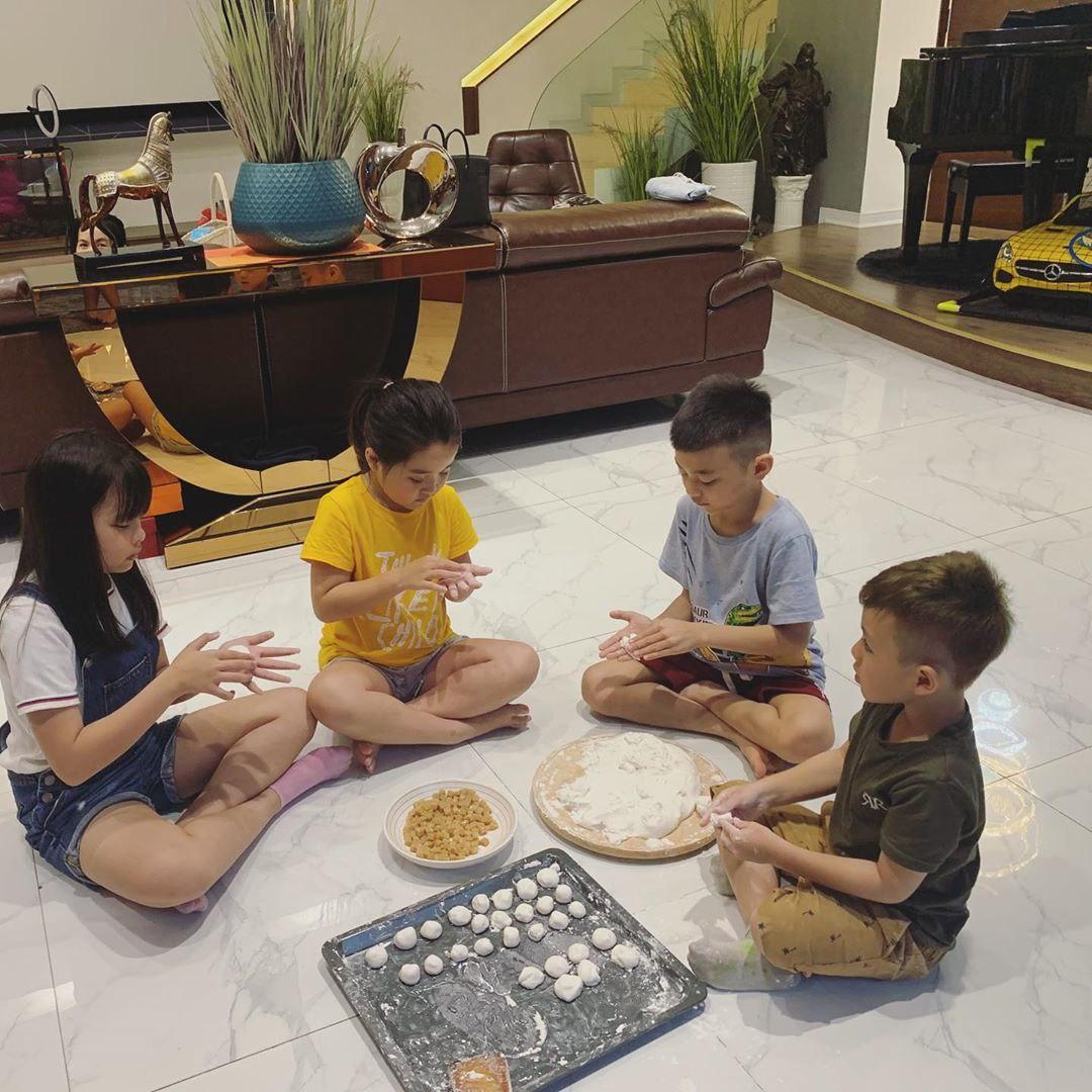 Hạn chế ra ngo&agrave;i l&uacute;c dịch, Hằng T&uacute;i giao ngay cho c&aacute;c con số bột l&agrave;m b&aacute;nh tr&ocirc;i b&aacute;nh chay, th&agrave;nh quả của Su, S&oacute;c "rất g&igrave; v&agrave; n&agrave;y nọ" - Ảnh 3.