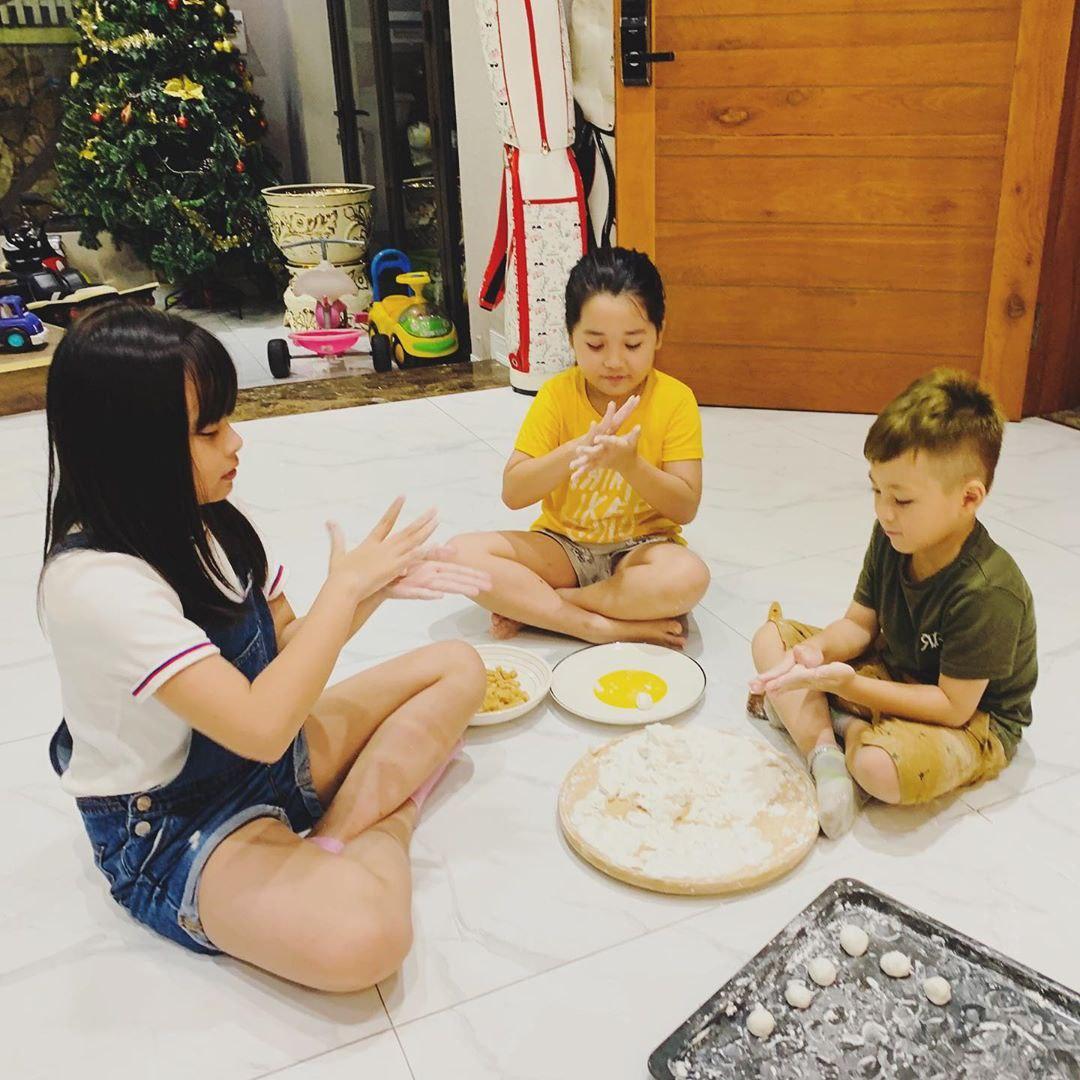 Hạn chế ra ngo&agrave;i l&uacute;c dịch, Hằng T&uacute;i giao ngay cho c&aacute;c con số bột l&agrave;m b&aacute;nh tr&ocirc;i b&aacute;nh chay, th&agrave;nh quả của Su, S&oacute;c "rất g&igrave; v&agrave; n&agrave;y nọ" - Ảnh 2.