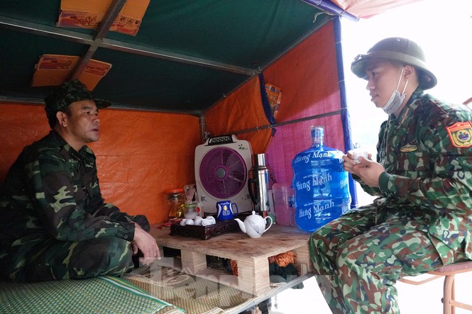 259 học viên Biên phòng lên biên giới dầm mưa chống đại dịch - Ảnh 12.