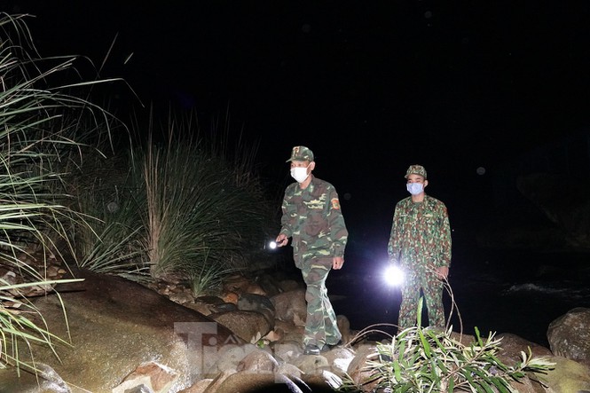 259 học viên Biên phòng lên biên giới dầm mưa chống đại dịch - Ảnh 1.