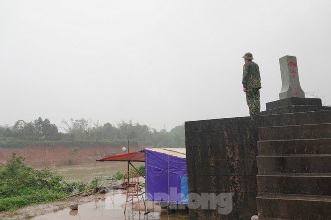 259 học viên Biên phòng lên biên giới dầm mưa chống đại dịch - Ảnh 4.