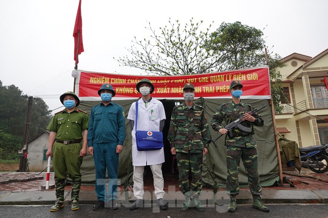 259 học viên Biên phòng lên biên giới dầm mưa chống đại dịch - Ảnh 2.