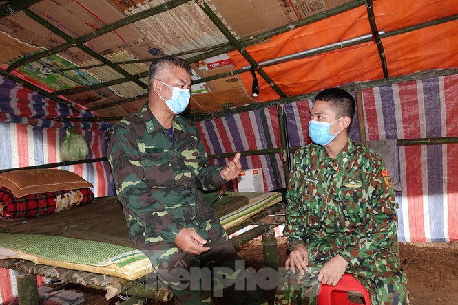 259 học viên Biên phòng lên biên giới dầm mưa chống đại dịch - Ảnh 10.