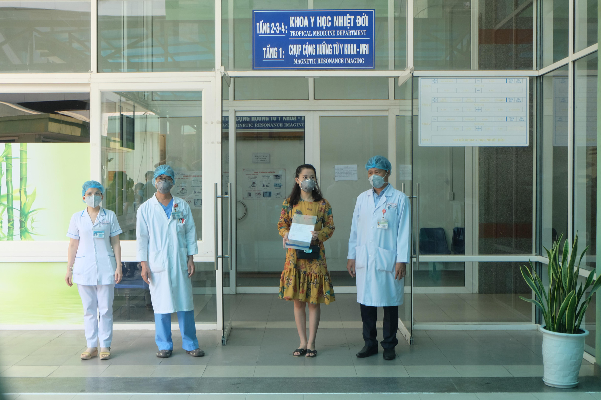 Đà Nẵng xuất viện 3 bệnh nhân mắc Covid: Niềm tự hào của đội ngũ y bác sĩ điều trị - Ảnh 1.