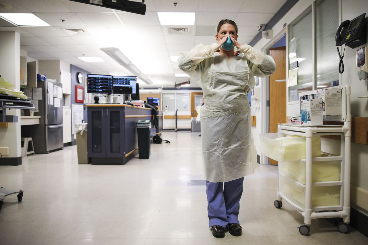 Mọi thứ trở nên hỗn loạn chưa từng thấy: Các bệnh viện Mỹ đang vỡ trận vì đại dịch virus corona - Ảnh 6.