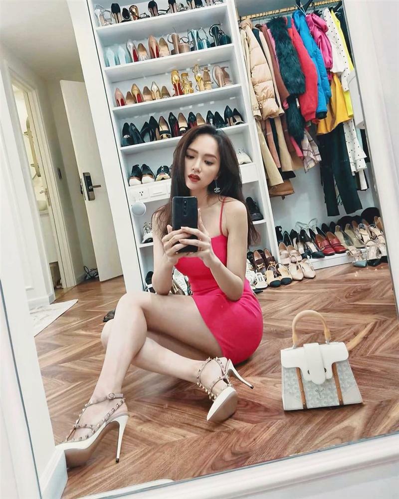 Sống ảo m&ugrave;a dịch: Học sao Việt từ c&aacute;ch l&ecirc;n đồ xịn x&ograve; đến pha tạo d&aacute;ng đỉnh cao để c&oacute; những bức ảnh "so deep" ngay tại nh&agrave;, d&ugrave; ở nh&agrave; ng&agrave;y dịch cũng xịn hết sẩy - Ảnh 10.