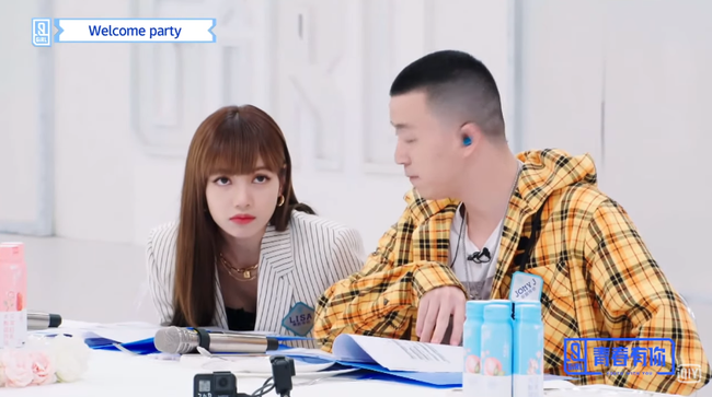 Vất vả vì không hiểu tiếng Trung nhưng Lisa (BLACKPINK) vẫn bị mỉa mai: &quot;Kiếm tiền nên cố chịu đi&quot; - Ảnh 9.