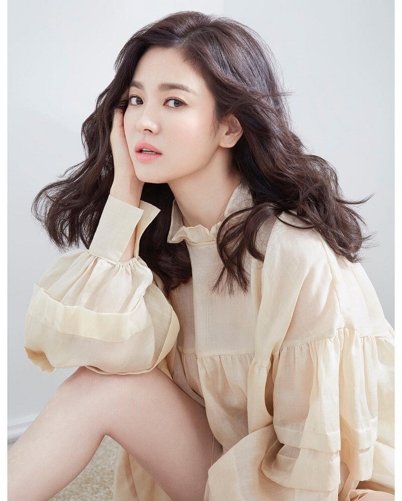 Nhìn tuyển tập ảnh mặt mộc ít son phấn của Song Hye Kyo, người ta sẽ biết nhan sắc của cô &quot;thần thánh&quot; đến độ nào - Ảnh 1.