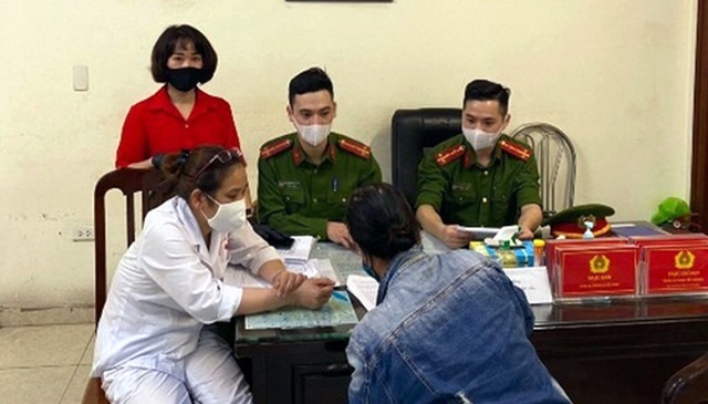 Hà Nội: Một trường hợp đầu tiên bị xử phạt 200 nghìn đồng vì không đeo khẩu trang nơi công cộng - Ảnh 1. Hà Nội: Một trường hợp đầu tiên bị xử phạt 200 nghìn đồng vì không đeo khẩu trang nơi công cộng - Ảnh 1.