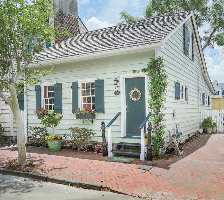 01-this-charming-vintage-cottage-is-located-in-savannah-georgia-and-features-all-that-original-charm-775x692-1585497175084856468783.jpg