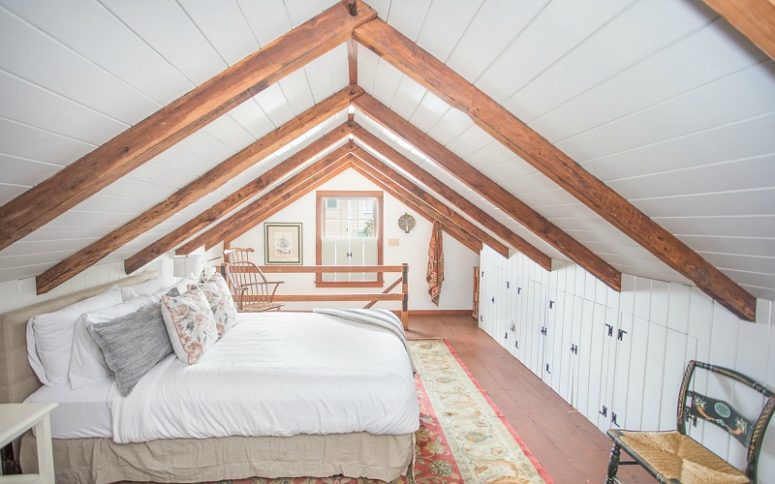 10-the-attic-space-and-much-natural-light-make-the-bedroom-veyr-cozy-and-comfy-775x484-1585497174951345149045.jpg