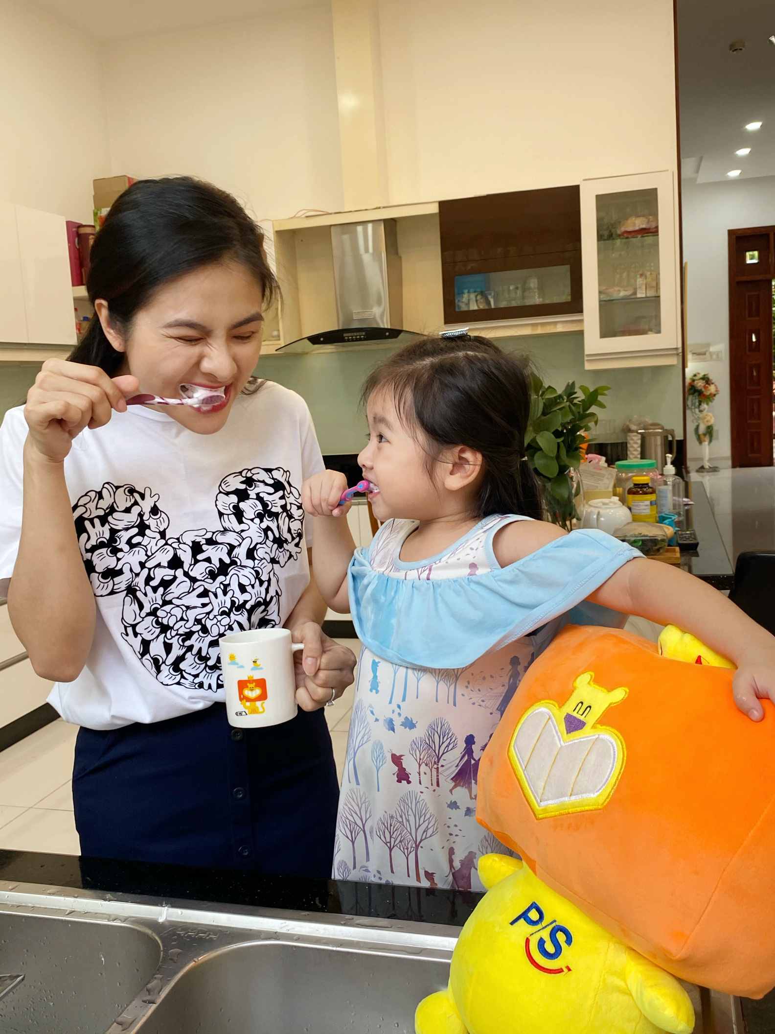 Giải mã độ hot của thử thách “vừa chải vừa chơi” cho bé - Ảnh 2. Giải mã độ hot của thử thách “vừa chải vừa chơi” cho bé - Ảnh 2.