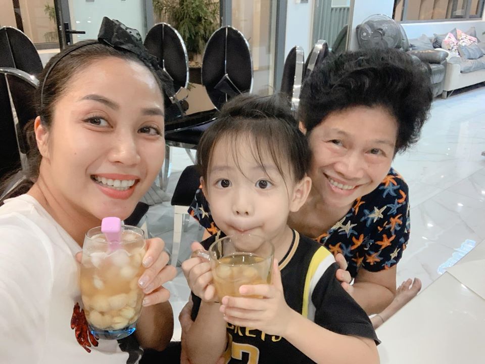Hỏi "Ai đem Cacao đến thế giới này", con trai Ốc Thanh Vân không nói gì mà làm một hành động khiến bà mẹ nào cũng phải lịm tim - Ảnh 2. Hỏi "Ai đem Cacao đến thế giới này", con trai Ốc Thanh Vân không nói gì mà làm một hành động khiến bà mẹ nào cũng phải lịm tim - Ảnh 2.