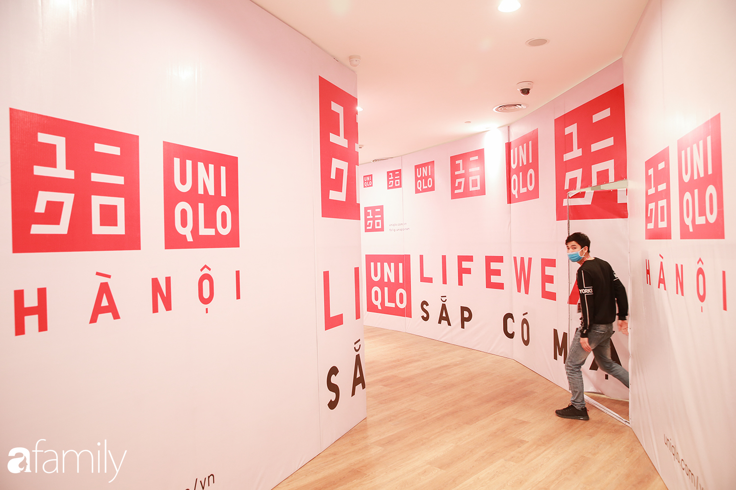 Cận cảnh bên trong cửa hàng UNIQLO đầu tiên tại Hà Nội, chỉ còn 3 ngày nữa mở cửa đón khách mà vẫn 