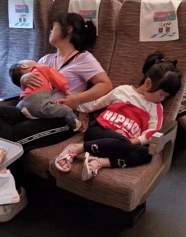 Bà mẹ 2 con ngủ gật trên tàu, nhìn vào đôi bàn tay ai cũng trầm trồ khẳng định: Đây đích thị là một người mẹ tuyệt vời - Ảnh 2.