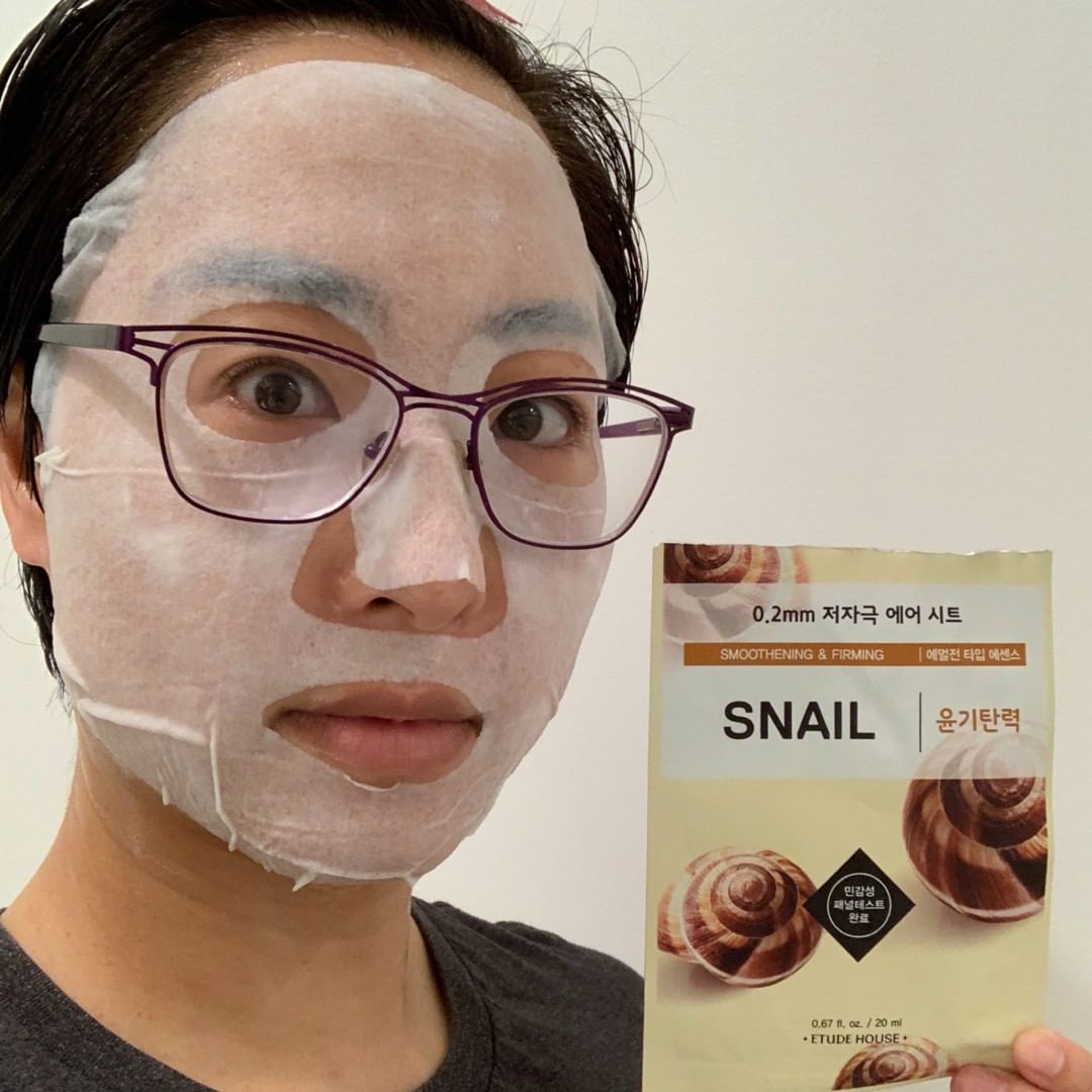 Ng&agrave;y n&agrave;o cũng đắp mặt nạ giấy, c&ocirc; n&agrave;ng n&agrave;y đ&atilde; t&igrave;m ra 5 loại b&igrave;nh d&acirc;n đ&aacute;ng mua nhất - Ảnh 1.