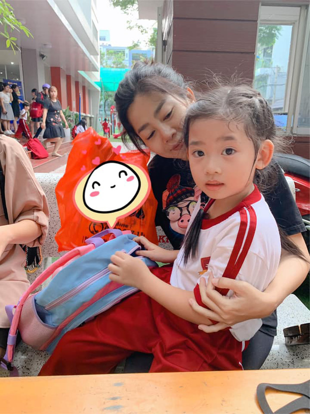 Hình ảnh Mai Phương đưa con đi học sau đợt bệnh trở nặng nhìn mà xót xa đến nghẹn lòng - Ảnh 2.