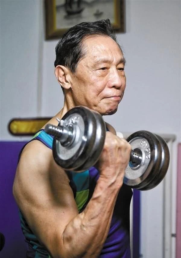 Viện sĩ Chung Nam Sơn 83 tuổi, từng mắc rất nhiều bệnh, nhưng hiện tại ông rất khỏe mạnh chỉ nhờ vào một việc - Ảnh 2.