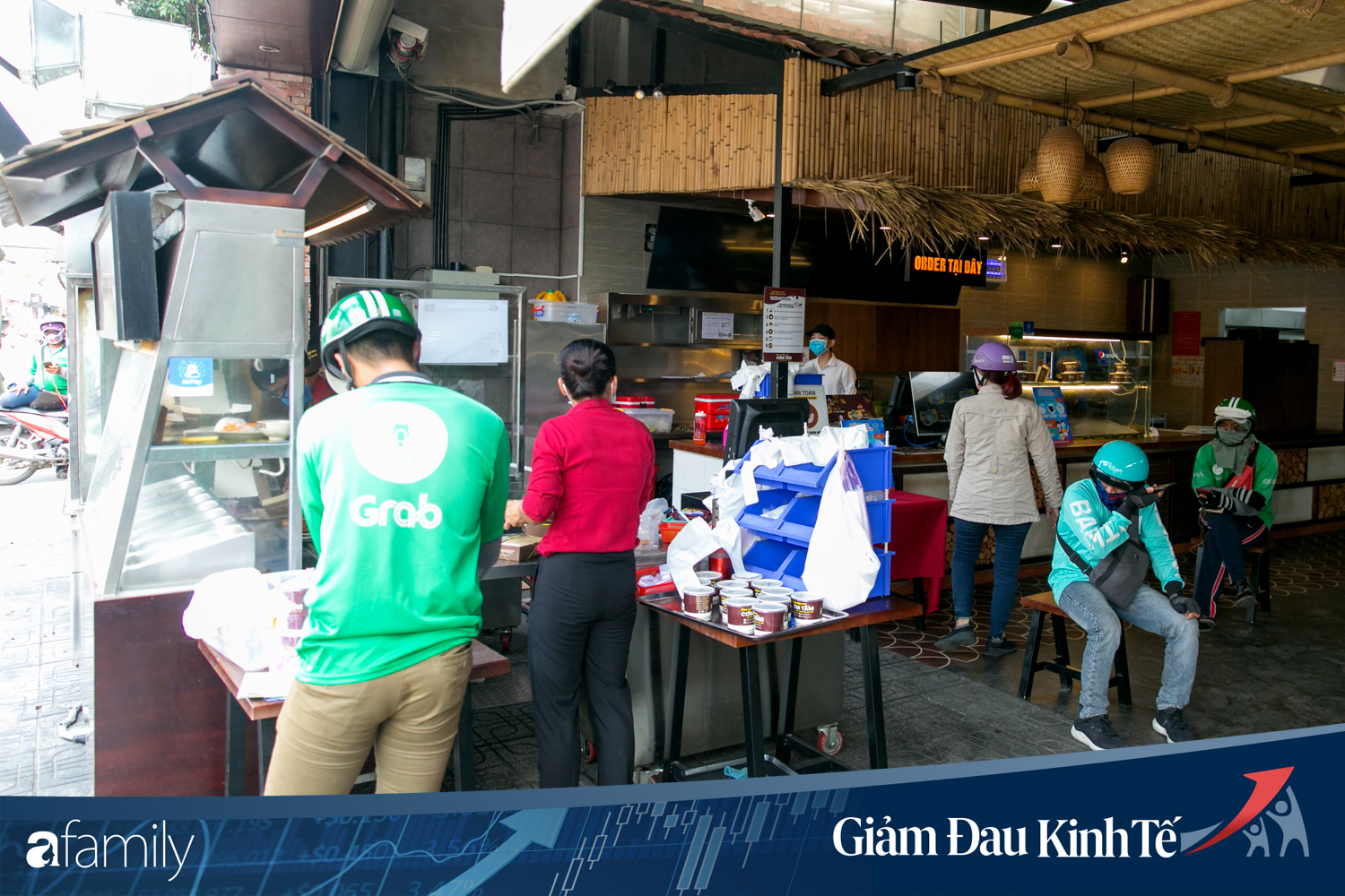 Nhiều quán ăn, cà phê ở Sài Gòn &quot;chuyển mình&quot; thời Covid-19, học theo Ấn Độ khoanh vùng an toàn cho khách đứng, dùng cả cần câu xa 2m để đưa hàng cho shipper - Ảnh 10.