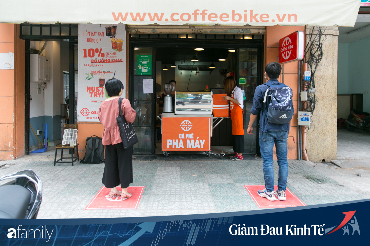 Nhiều quán ăn, cà phê ở Sài Gòn &quot;chuyển mình&quot; thời Covid-19, học theo Ấn Độ khoanh vùng an toàn cho khách đứng, dùng cả cần câu xa 2m để đưa hàng cho shipper - Ảnh 2.