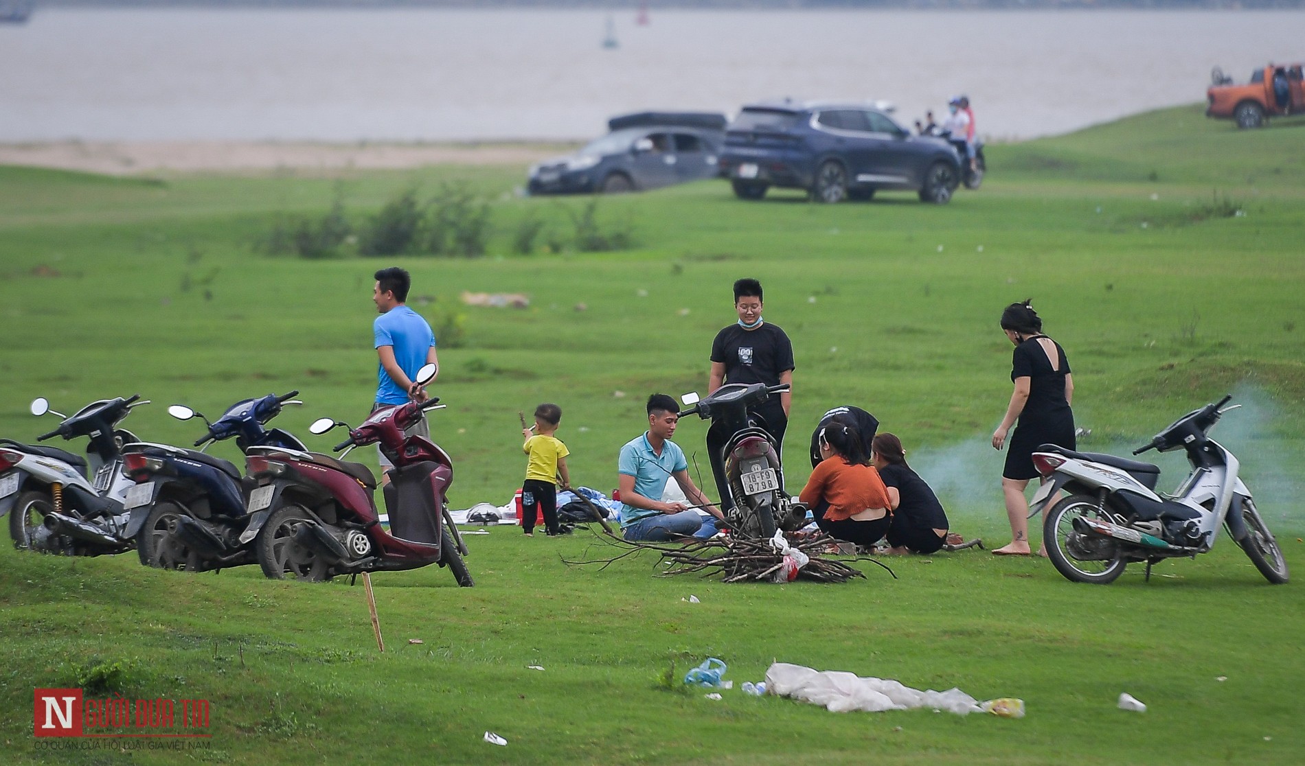 Bất chấp lệnh cấm, hàng trăm người vẫn đổ ra chân cầu Vĩnh Tuy tụ tập vui chơi - Ảnh 9.