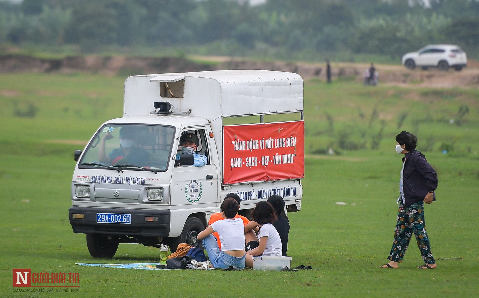 Bất chấp lệnh cấm, hàng trăm người vẫn đổ ra chân cầu Vĩnh Tuy tụ tập vui chơi - Ảnh 13.