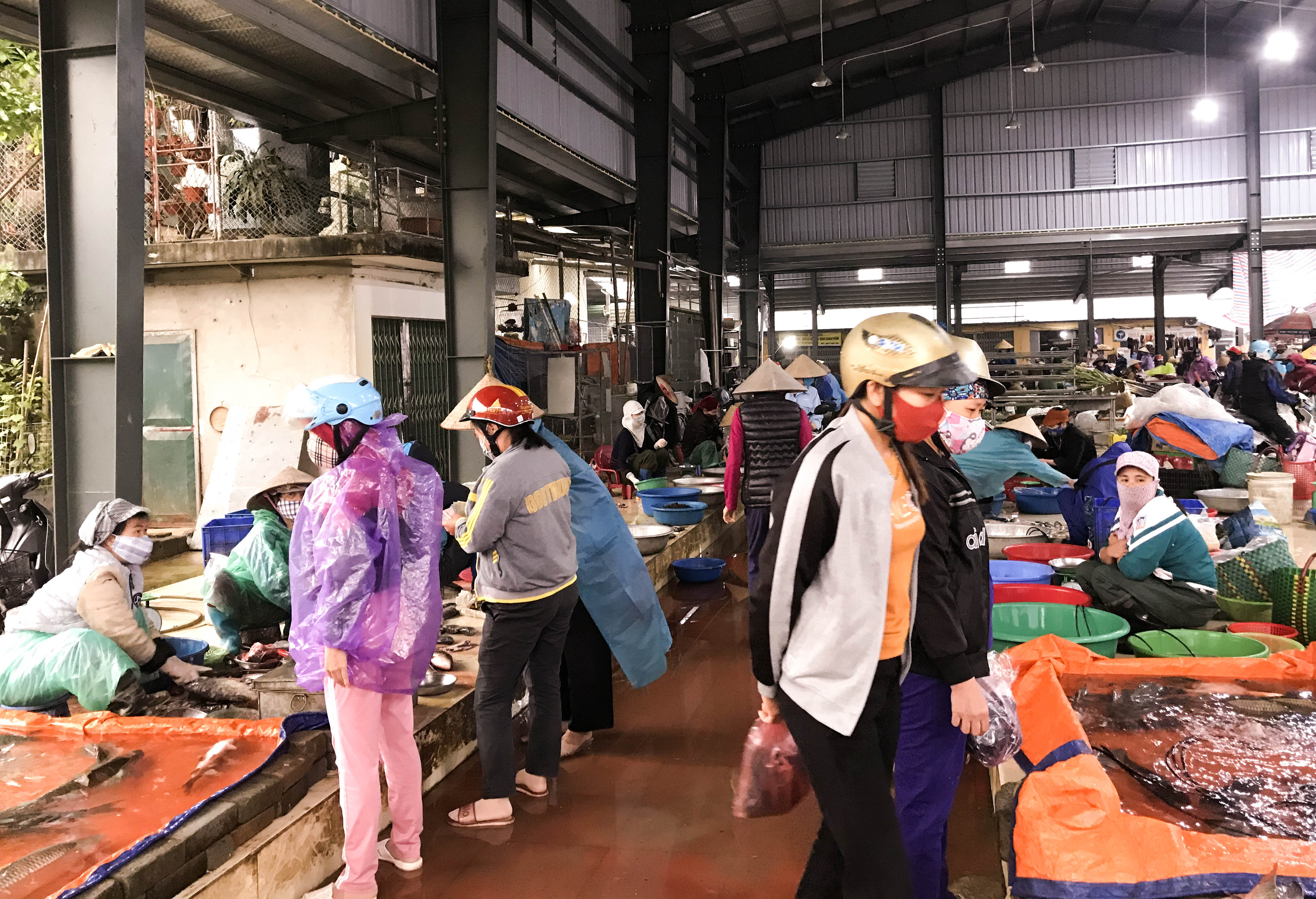 Nhiều quầy hàng không cần thiết tại các chợ tự động nghỉ bán, tiểu thương nâng cao ý thức phòng dịch: "Nếu khách hàng không đeo khẩu trang thì tôi cũng từ chối bán" - Ảnh 2. Nhiều quầy hàng không cần thiết tại các chợ tự động nghỉ bán, tiểu thương nâng cao ý thức phòng dịch: "Nếu khách hàng không đeo khẩu trang thì tôi cũng từ chối bán" - Ảnh 2.