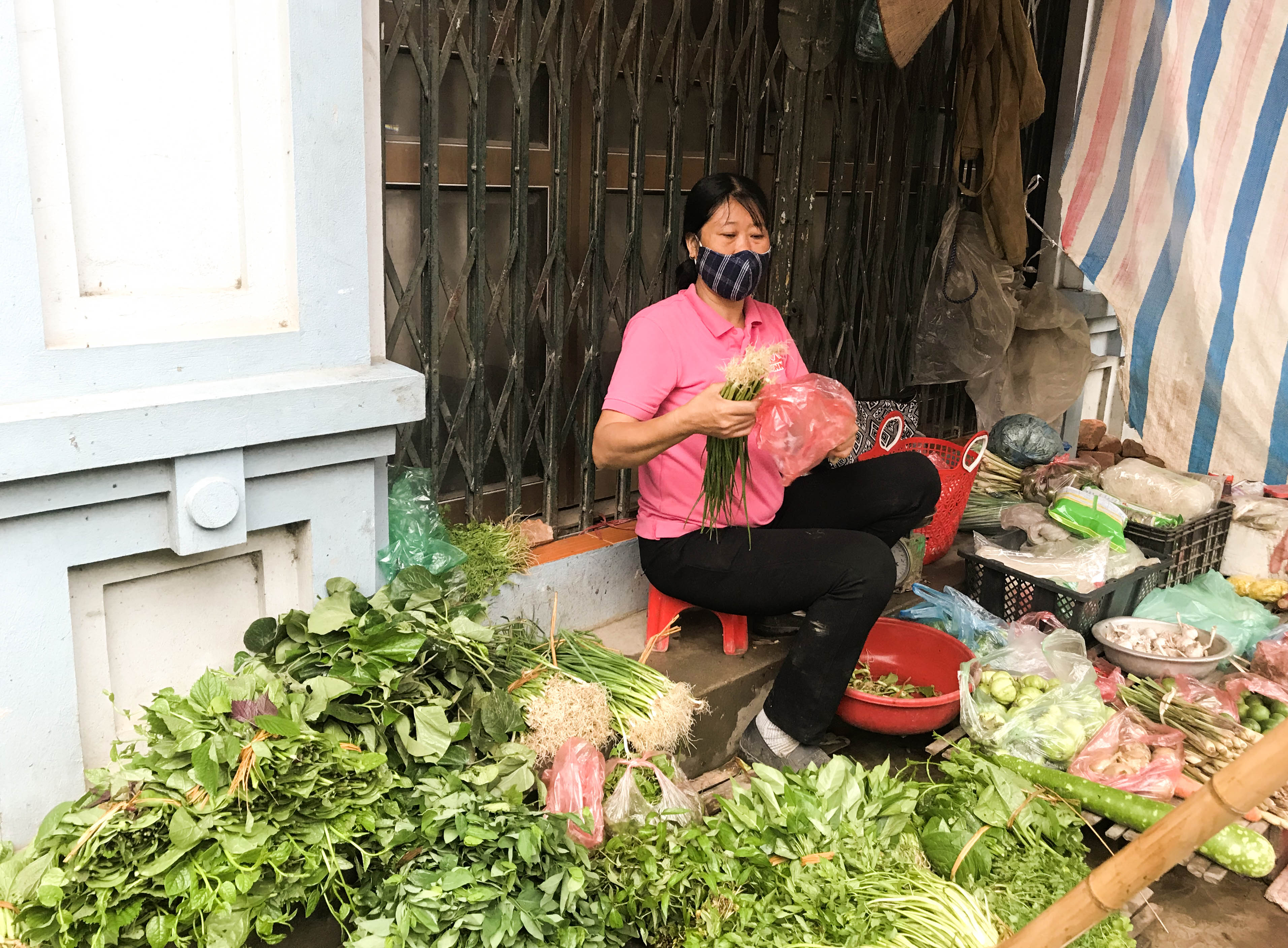Nhiều quầy hàng không cần thiết tại các chợ tự động nghỉ bán, tiểu thương nâng cao ý thức phòng dịch: "Nếu khách hàng không đeo khẩu trang thì tôi cũng từ chối bán" - Ảnh 12. Nhiều quầy hàng không cần thiết tại các chợ tự động nghỉ bán, tiểu thương nâng cao ý thức phòng dịch: "Nếu khách hàng không đeo khẩu trang thì tôi cũng từ chối bán" - Ảnh 12.